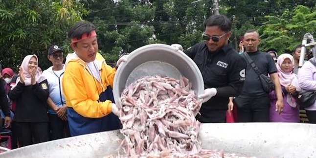 Bobon Santoso Stuns at Masak Besar, Presents 120 Kilograms of Squid and a Whole Cow for Residents