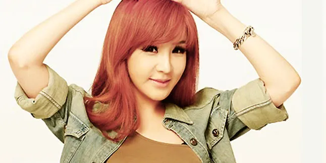 Bom 2NE1 Rayakan Ulang Tahun Dengan Kue Yang Unik