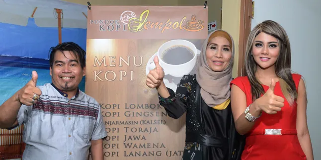 Bopak Castello dan Jenita Janet Jualan Kopi Sambil Beramal