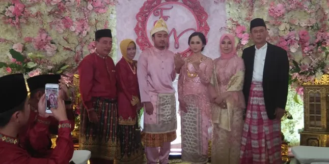 Bos Layar Production, Fitrin Hapsari Resmi Bertunangan Dengan Wadhy Kurniawan