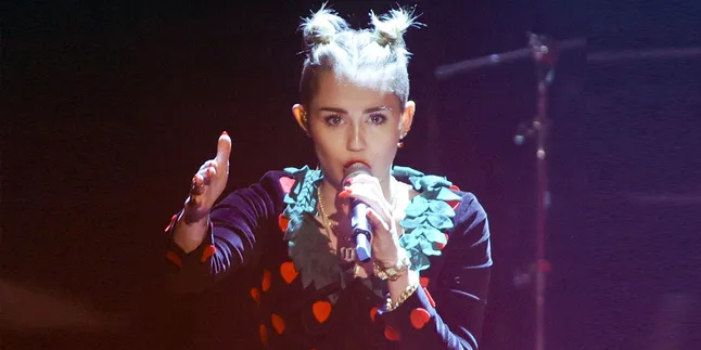 Bosan di Rumah Sakit, Miley Cyrus Unggah Foto Selfie Konyol