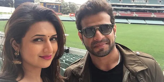 Break Syuting, Begini Serunya Divyanka Tripathi dan Karan Patel