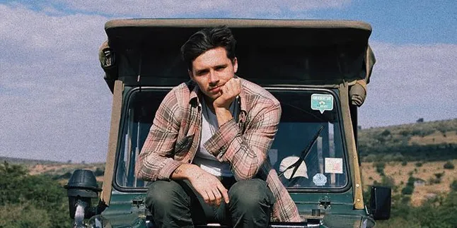 Brooklyn Beckham Akhirnya Pamer Selfie Mesra & Cium Pacar Baru Brooklyn Beckham Akhirnya Pamer Selfie Mesra & Cium Pacar Baru