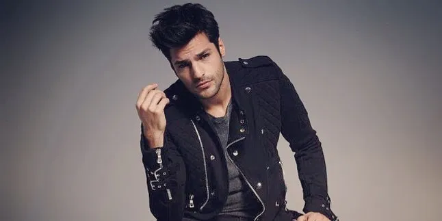 BTS Cover Majalah, Senyum Manis Serkan Cayoglu Ini Bikin Ngilu