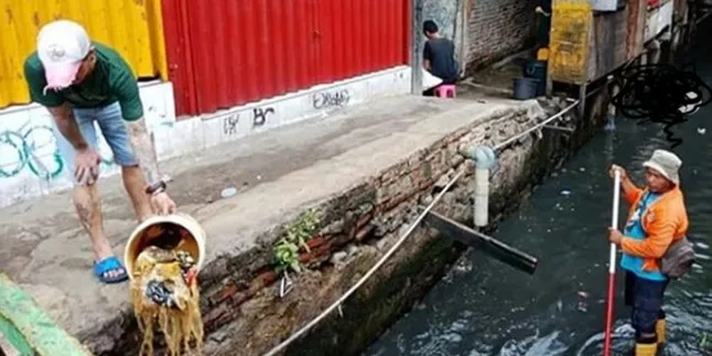 Buang Sampah Sembarangan di Kali, Pria Ini Auto Kena Karma