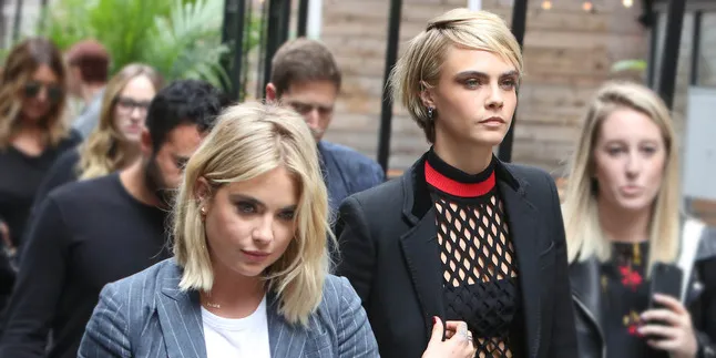 Bugil Bersama dalam Bathtub, Cara Delevingne Pamer Foto Ciuman Mesra dengan Ashley Benson Bugil Bersama dalam Bathtub, Cara Delevingne Pamer Foto Ciuman Mesra dengan Ashley Benson