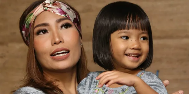 Buka Puasa, Keluarga Ayu Dewi 'Terpecah' Gara-Gara Menu Berbuka