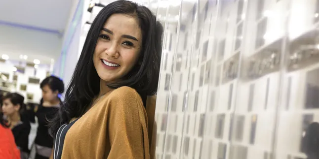 Bukan Bule, Cowok Berwajah Timur Tengah Inikah Pacar Baru Cita Citata?