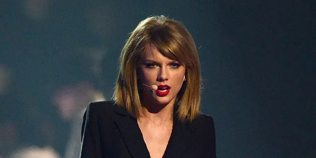 Bukan Dengan Calvin, Taylor Swift Malah Mesra Dengan Pria Lain Bukan Dengan Calvin, Taylor Swift Malah Mesra Dengan Pria Lain