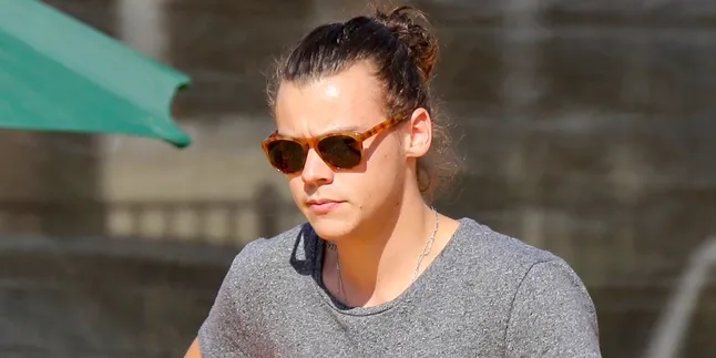 Bukan Gay, Harry Styles Akui Dirinya Biseksual? Bukan Gay, Harry Styles Akui Dirinya Biseksual?