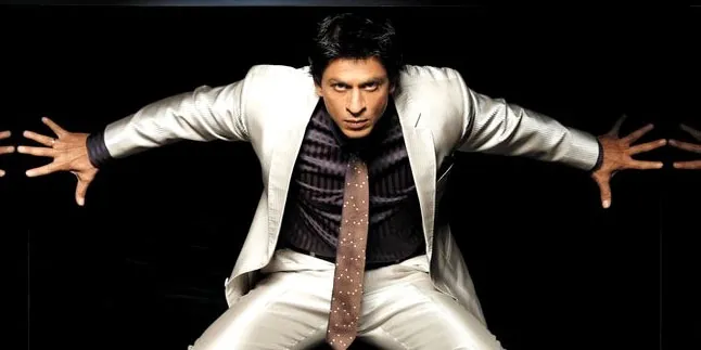Bukan Kajol, SRK Suapi 'Mesra' Sosok Ini di Lokasi Syuting Bukan Kajol, SRK Suapi 'Mesra' Sosok Ini di Lokasi Syuting