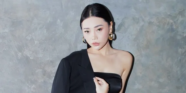 Bukan Karena Bercerai, Wendy Walters Menangis di Ruang Sidang