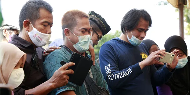 Bukan Karena Covid, Ternyata Mendiang Urip Arphan Meninggal Setelah Mandi dan Ditawari Makan oleh Anaknya Bukan Karena Covid, Ternyata Mendiang Urip Arphan Meninggal Setelah Mandi dan Ditawari Makan oleh Anaknya