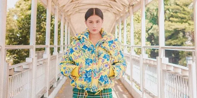 Bukan Omong Kosong, Ini Dia Sederet Aksi Sosial Awkarin yang Sukses Curi Perhatian Bukan Omong Kosong, Ini Dia Sederet Aksi Sosial Awkarin yang Sukses Curi Perhatian