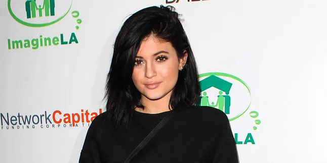 Bukan Operasi Plastik, Ini Rahasia Bibir Seksi Kylie Jenner