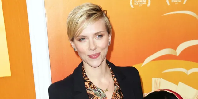 Bukan Sekedar Rumor, Scarlett Johansson Ciuman Dengan Pria Ini
