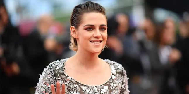 Bukan Stella Maxwell, Kristen Stewart Gandeng Tangan Wanita Lain Bukan Stella Maxwell, Kristen Stewart Gandeng Tangan Wanita Lain