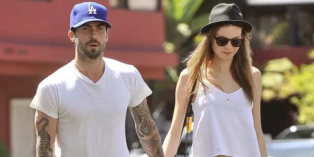 Buket Mawar 'Raksasa', Kado Spesial Adam Levine Buat Istrinya