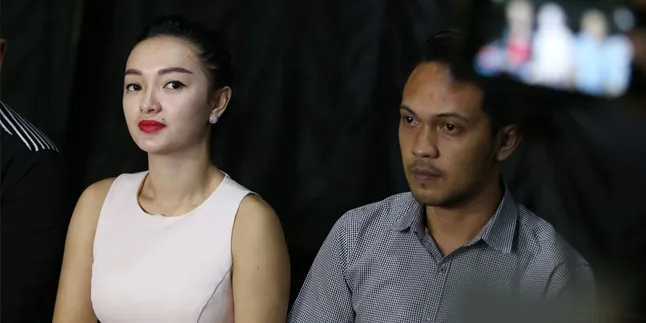 Bukti Cinta, Pacar Zaskia Gotik Setia Temani Neng Sampai Polda Bukti Cinta, Pacar Zaskia Gotik Setia Temani Neng Sampai Polda