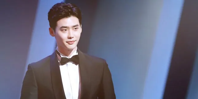 Bukti Kebaikan Lee Jong Suk, Sampai Bantu Seorang Reporter Magang Bukti Kebaikan Lee Jong Suk, Sampai Bantu Seorang Reporter Magang