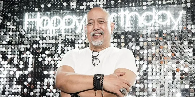 Buktikan Bisa Akting Serius, Indro Warkop Perankan Pengidap Demensia di Film 'YANG PATAH TUMBUH, YANG HILANG BERGANTI' Buktikan Bisa Akting Serius, Indro Warkop Perankan Pengidap Demensia di Film 'YANG PATAH TUMBUH, YANG HILANG BERGANTI'