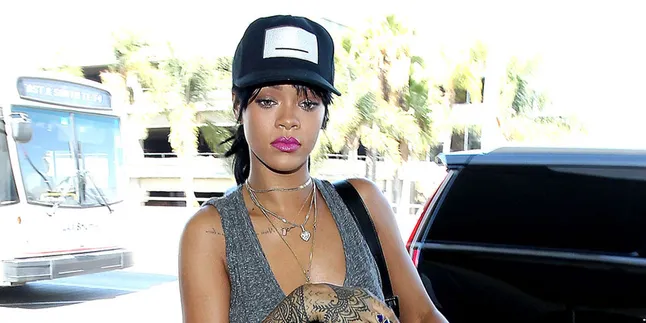 Buktikan Janji, Rihanna 'Gempur' Grammy Dengan "FourFiveSeconds'