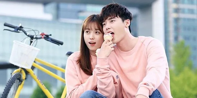Buku Panduan Cinta Lee Jong Suk di 'W' Ternyata Benar-Benar Ada