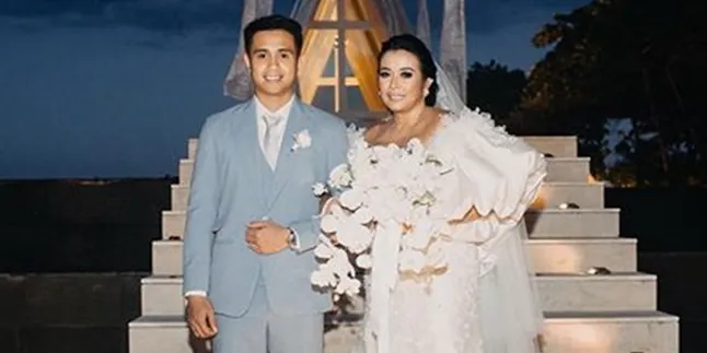 Bulan Madu, Ajun Perwira & Jennifer Pamer Kemesraan di Pinggir Kolam Mawar