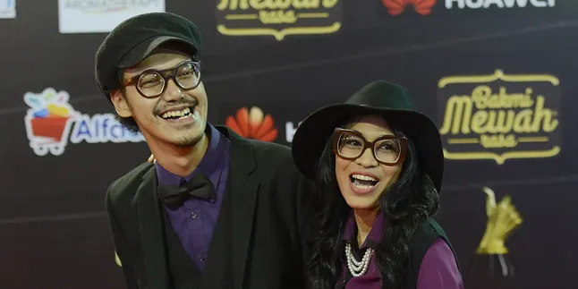 Bulan Ramadan, Endah N Rhesa Sibuk Jualan Merchandise