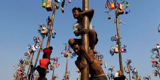 Bule Ini Terheran-Heran Lihat Panjat Pinang, Simak Ekspresinya