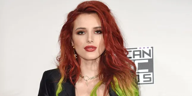 Bulu Ketiak Gondrong Bella Thorne Jadi Sorotan di Red Carpet