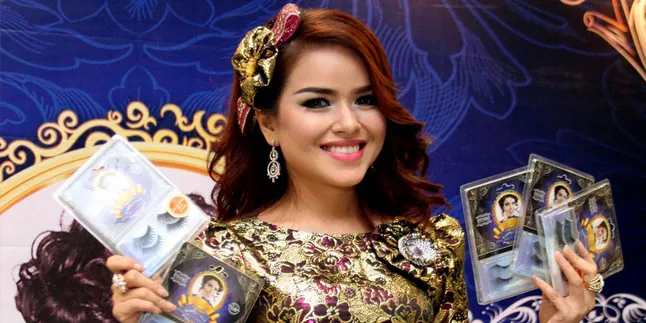 Bulu Mata Palsu, Bisnis Siti Liza Di Luar Musik Bulu Mata Palsu, Bisnis Siti Liza Di Luar Musik