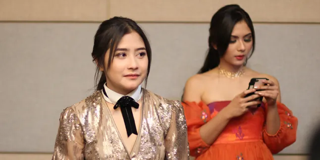 Bulu Mata Prilly Latuconsina Dipegang-Pegang Oleh Orang Korea Bulu Mata Prilly Latuconsina Dipegang-Pegang Oleh Orang Korea