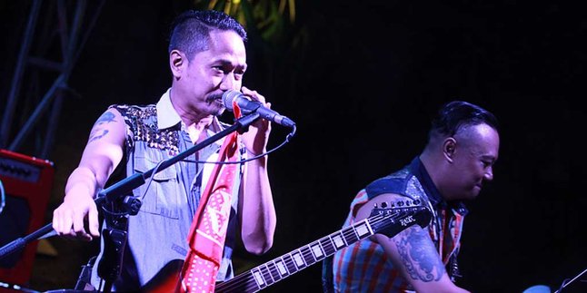 Buluk Superglad: Daripada Panggil Groupies, Mending Bayar Cewek