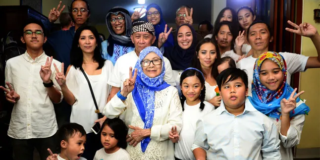 Bunda Iffet Ultah ke-79, Anak-Anaknya Beri Kado Super Spesial Bunda Iffet Ultah ke-79, Anak-Anaknya Beri Kado Super Spesial