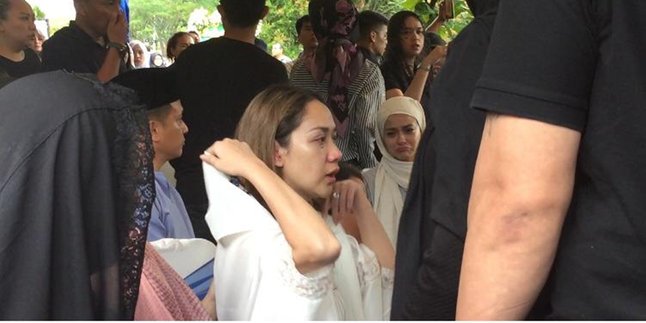Bunga Citra Lestari Doesn't Stop Crying When Attending Her Husband's Funeral