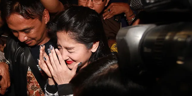 Bungkam, Dewi Perssik Masuki Rutan Dengan Rona Kecewa Bungkam, Dewi Perssik Masuki Rutan Dengan Rona Kecewa
