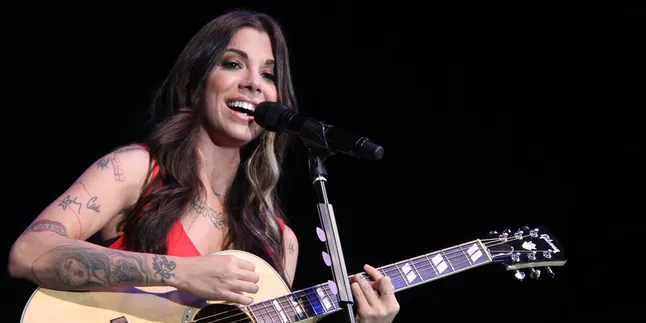 'Burning Gold', Curhatan Christina Perri Melalui Musik