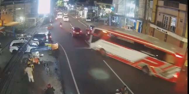 Tourist Bus from Bali Crashes into Motorcycles and Motorbikes in Batu, 4 Dead