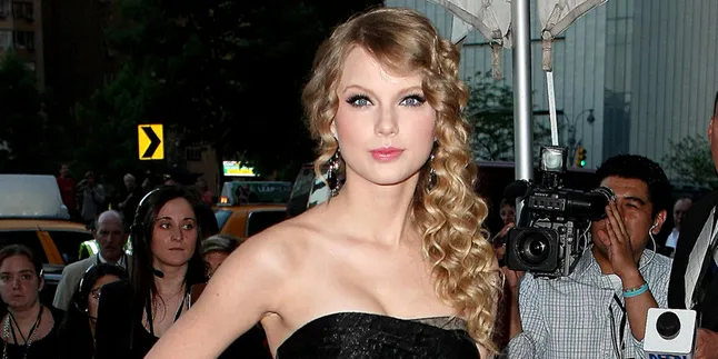 Busana Ini Membuat Taylor Swift Seperti Tak Pakai Celana Busana Ini Membuat Taylor Swift Seperti Tak Pakai Celana