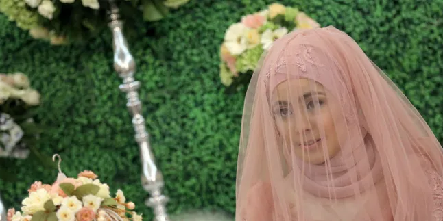 Busana Pernikahan Cantik Risty Tagor