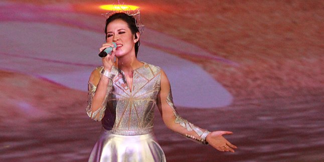 Busana Serba Silver, Raisa: Saya Hari Ini Jadi Dewi Langit Alien