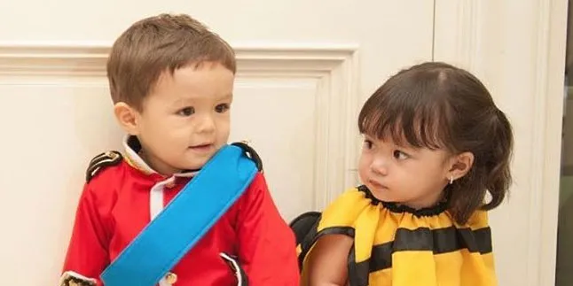 Butuh Privasi, Baby El Menjauh Dari Jedar Saat Telepon Gempi Butuh Privasi, Baby El Menjauh Dari Jedar Saat Telepon Gempi
