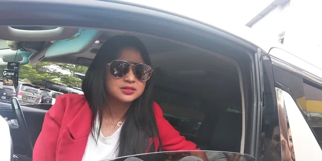 Cabut Laporan Karena Wasiat Ayah, Dewi Perssik: Cinta Saya ke Papi Sangat Tulus