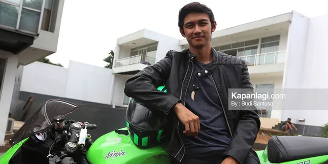Caesar Hito Resmi Jadi Driver Ojek Online, Mau Dijemput Juga?