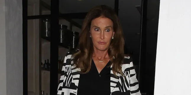 Caitlyn Jenner Nyaris Tabrak Paparazzi Yang Mengerubunginya Caitlyn Jenner Nyaris Tabrak Paparazzi Yang Mengerubunginya
