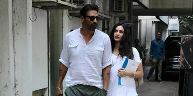 Calon Ayah Siaga, Arjun Rampal Antar Pacar Periksa Kandungan ke Dokter