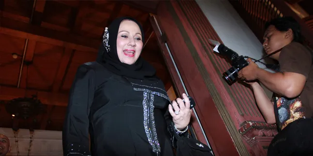 Camelia Malik dan Hary Capri Tetap Tampil Berdua Camelia Malik dan Hary Capri Tetap Tampil Berdua