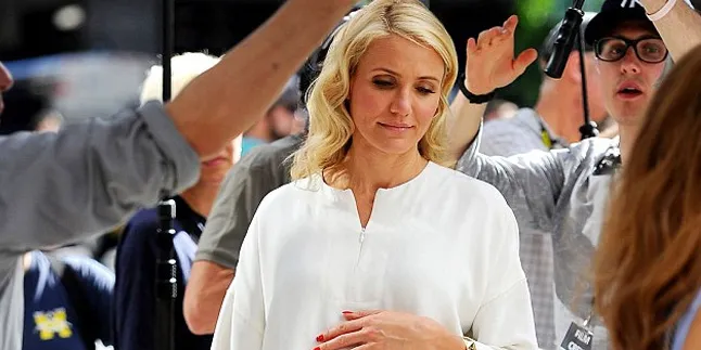 Cameron Diaz Ciuman Dengan Pacar Lady Gaga!