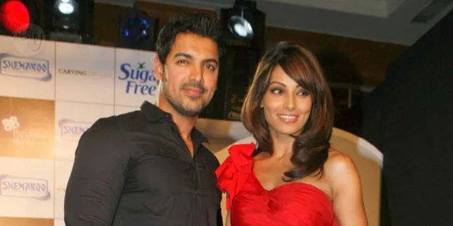 Canggungnya John Abraham - Bipasha Basu Saat Bertemu